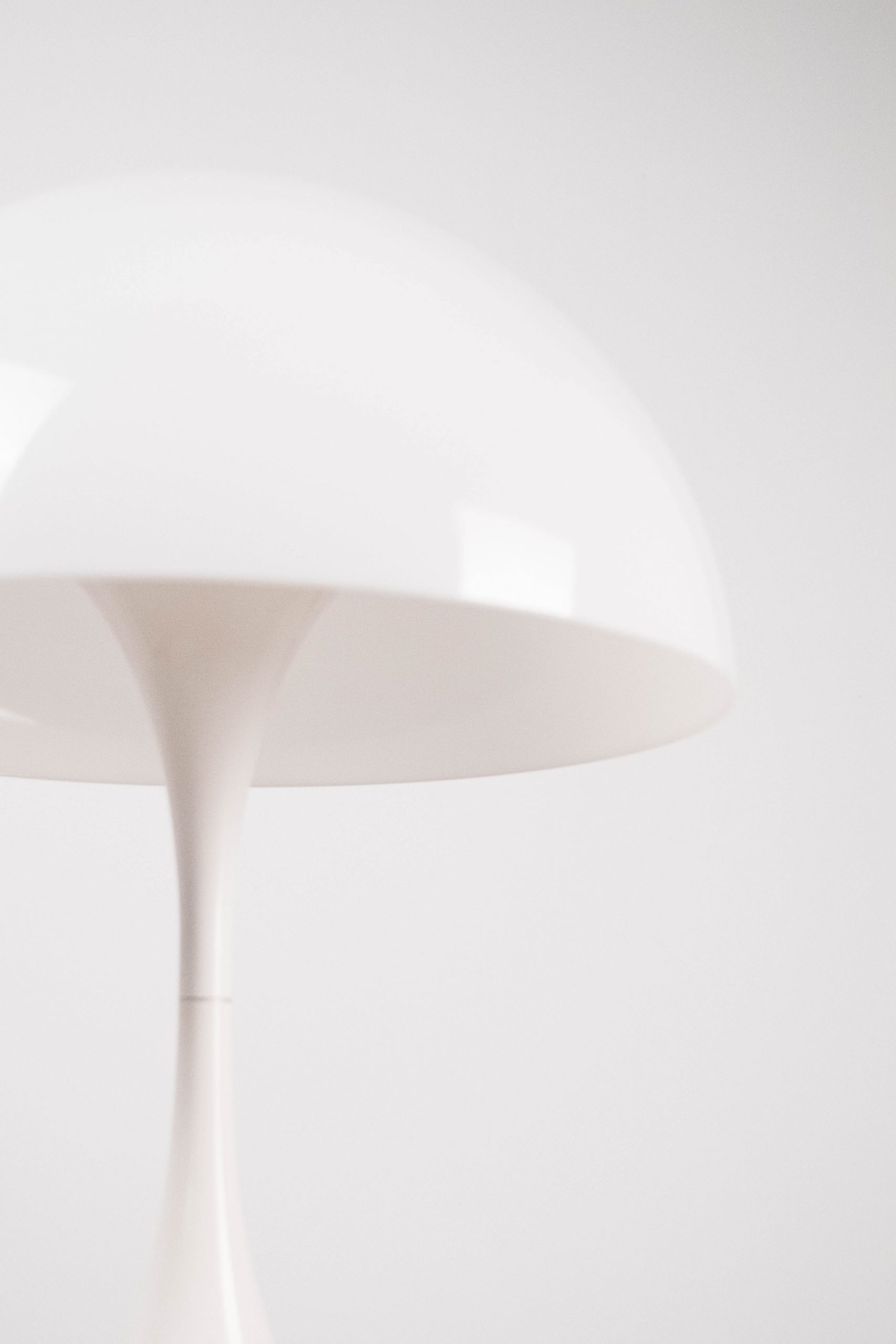 lampara de mesa de diseño fabricada a mano en italia en plastico
