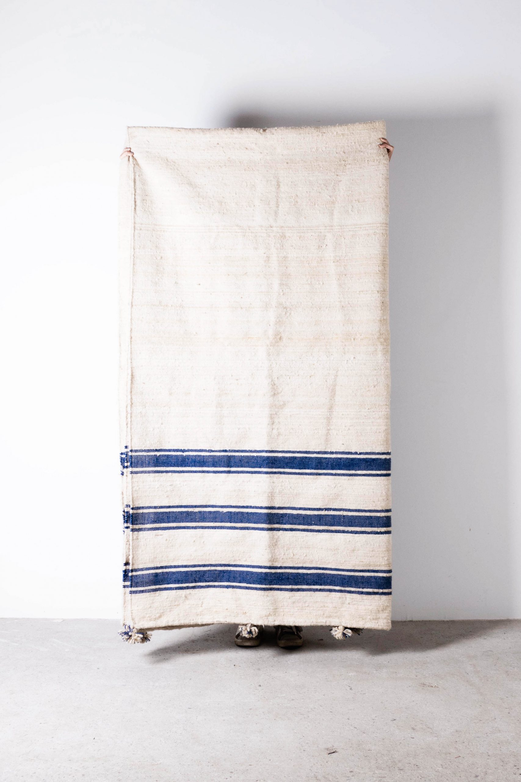 alfombra pepita lana azul marroqui de color azul