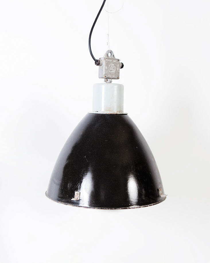 lampara de techo industrial negra estilo campana de coemdor salon