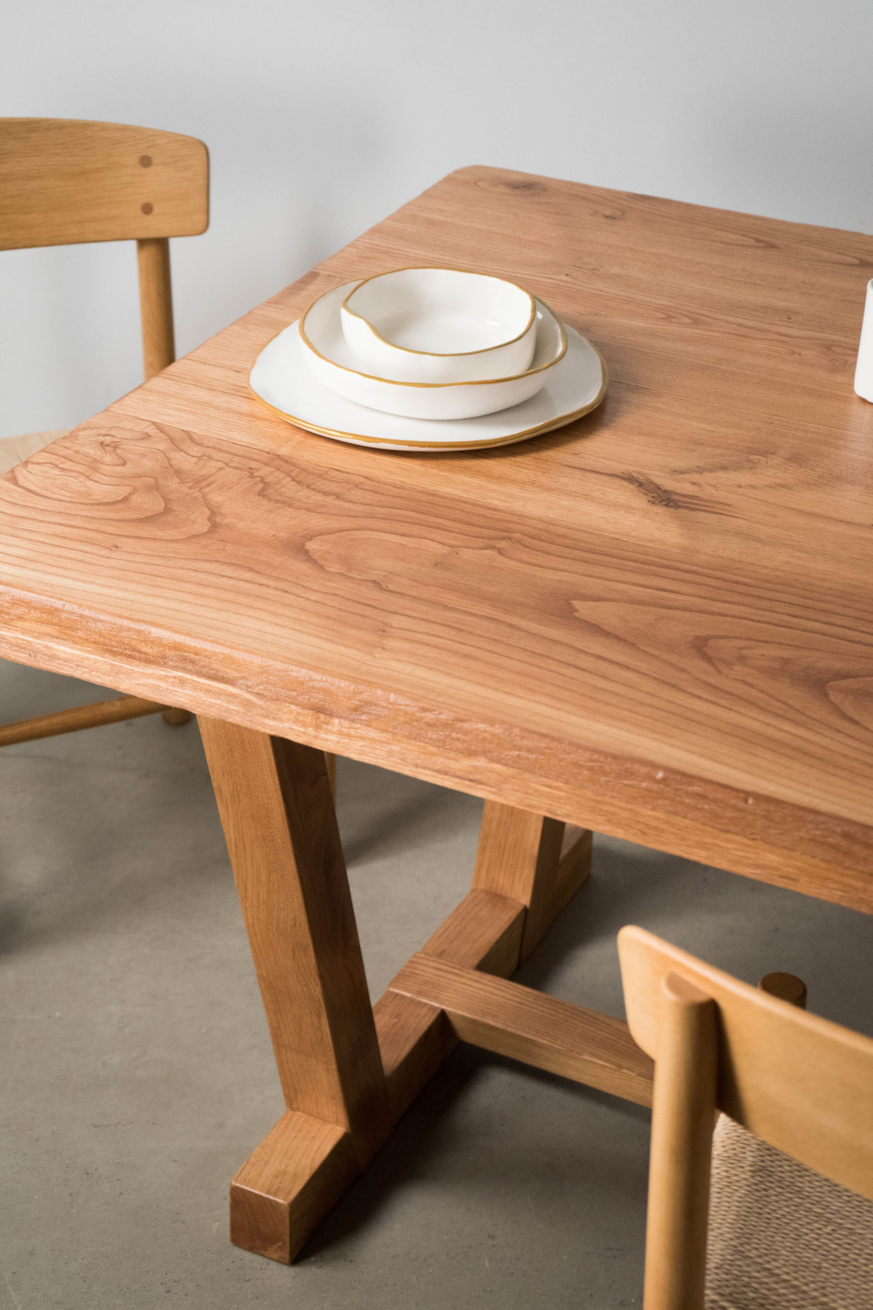 detalle de mesa de comedor de madera rustica faldon gruesa grande
