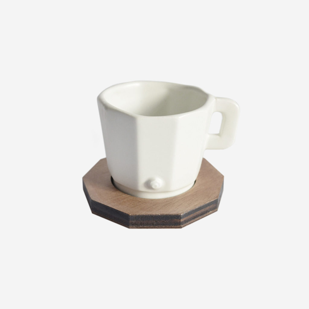 taza ceramica de cafe fabricada a mano en color blanco