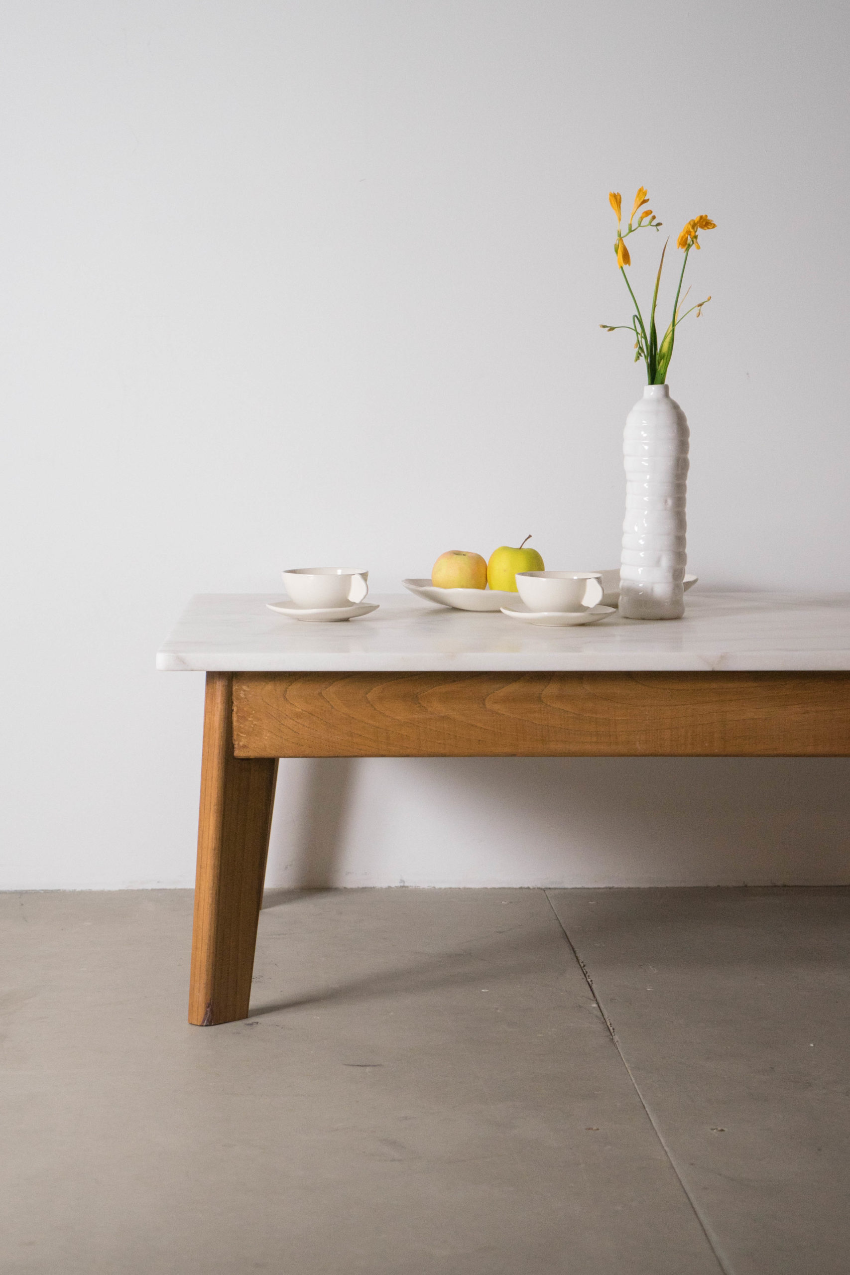 mesa de marmol blanco y madera pepita