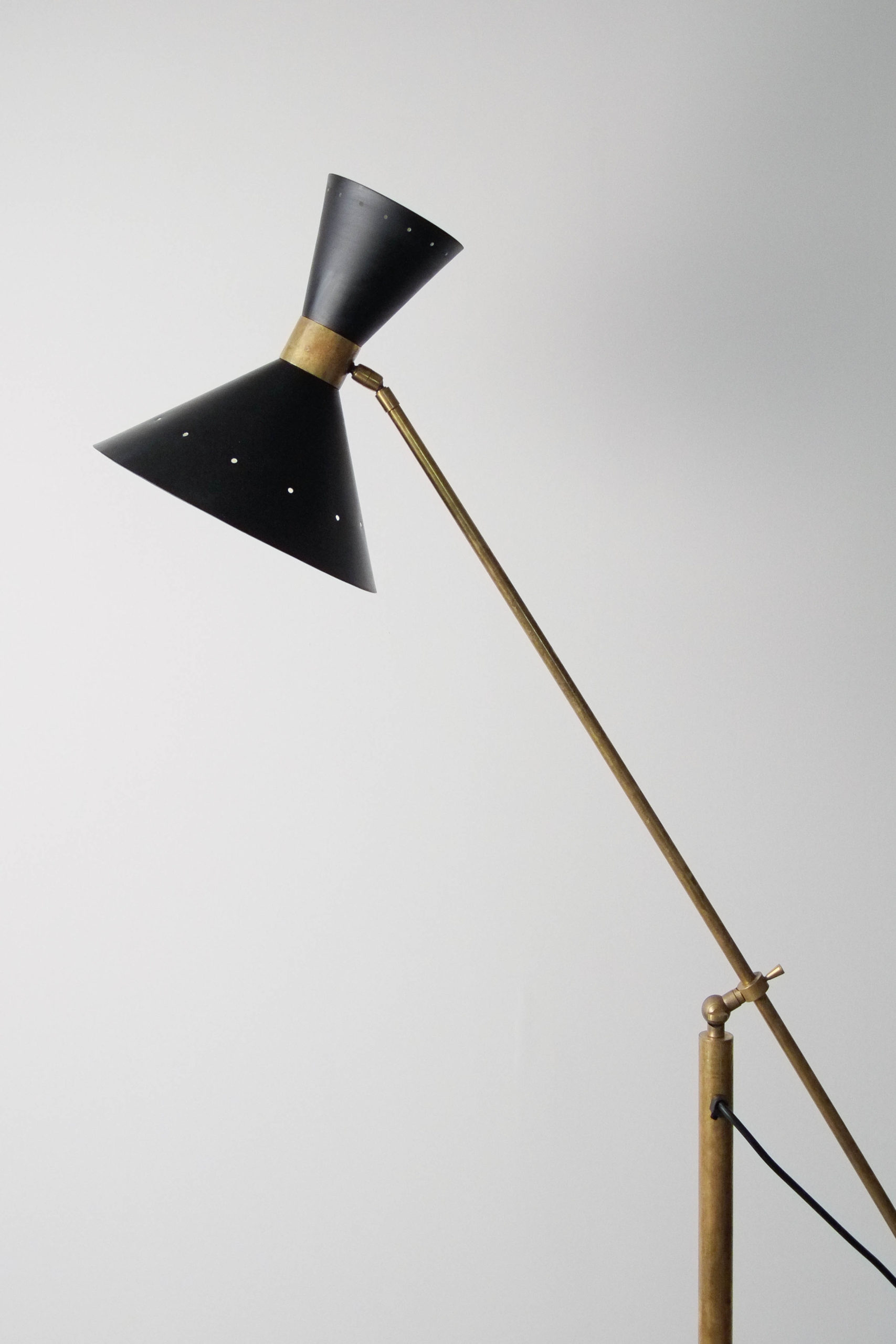 lampara de pie de latón hecha en italia negra y dorada