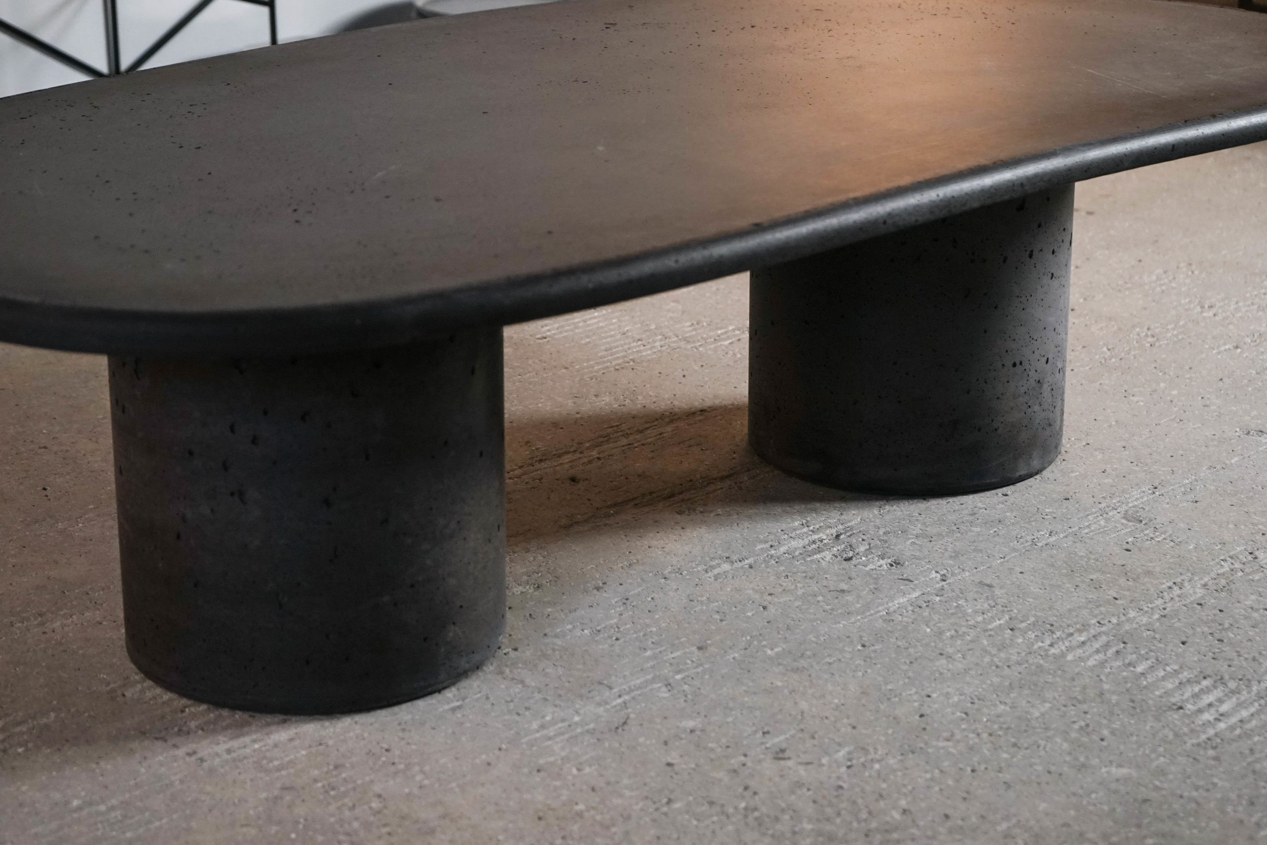 mesa de hormigón de color negro hecha a medida