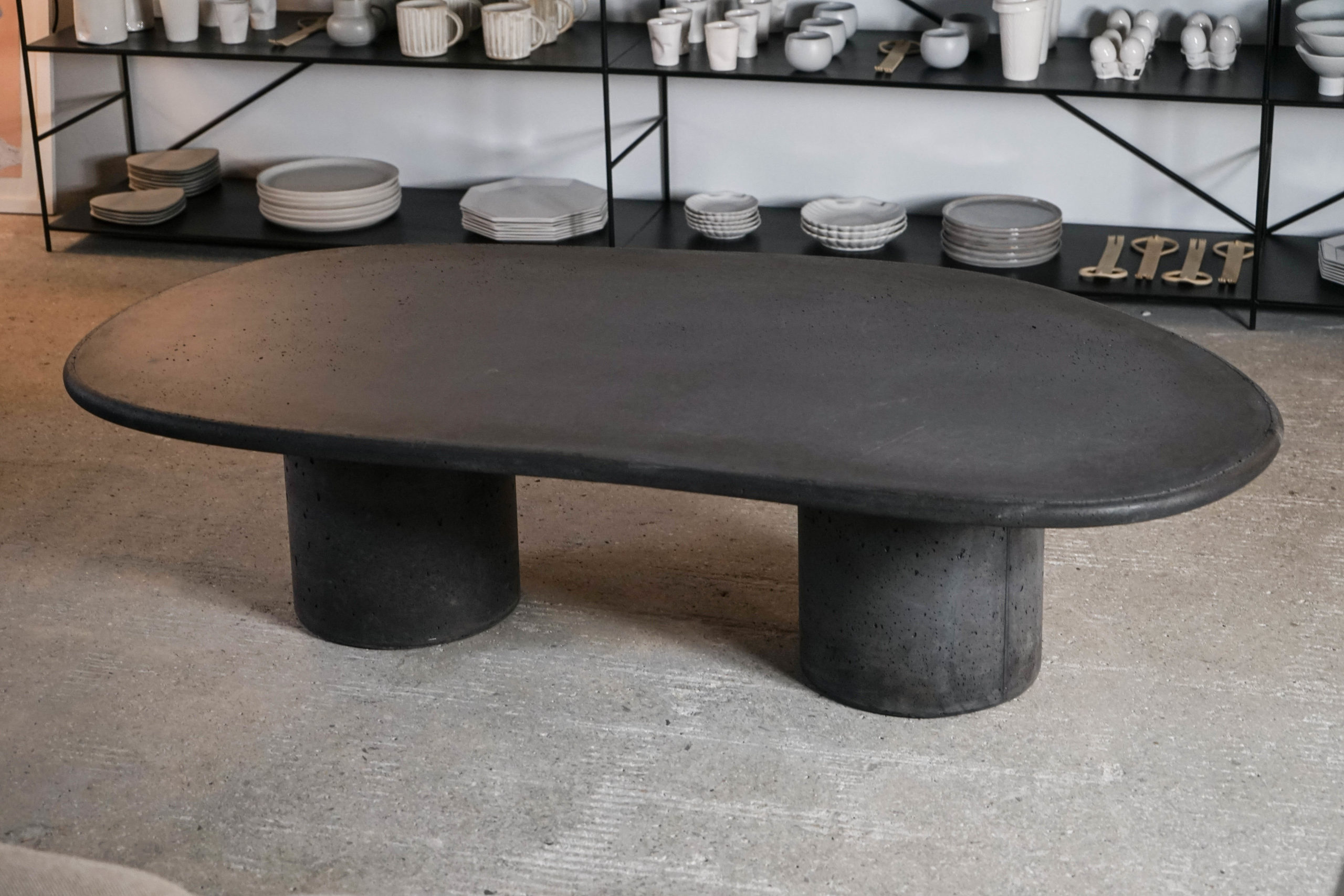 mesa de hormigón de color negro hecha a medida