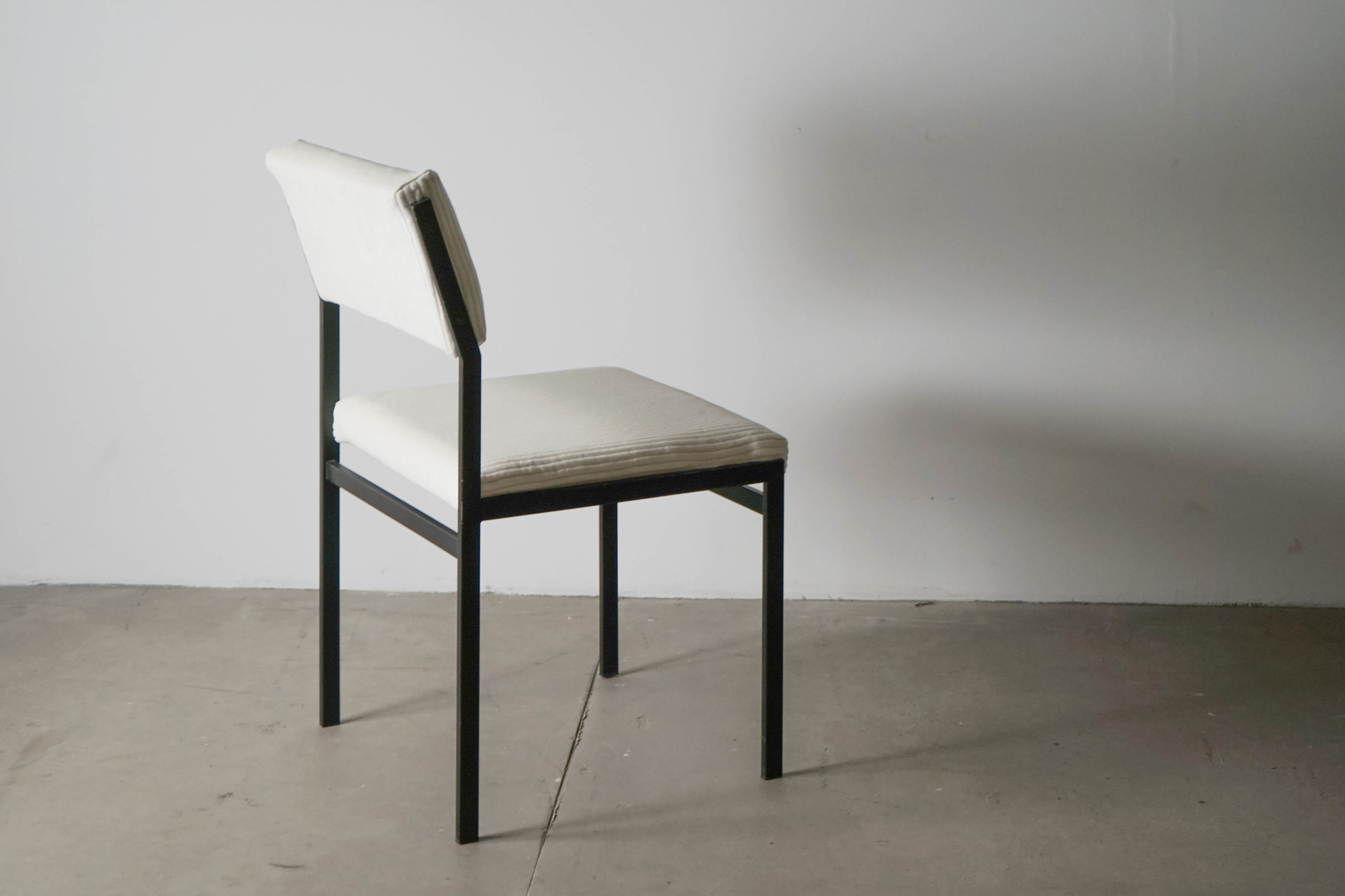 pareja de sillas de diseño tapizadas