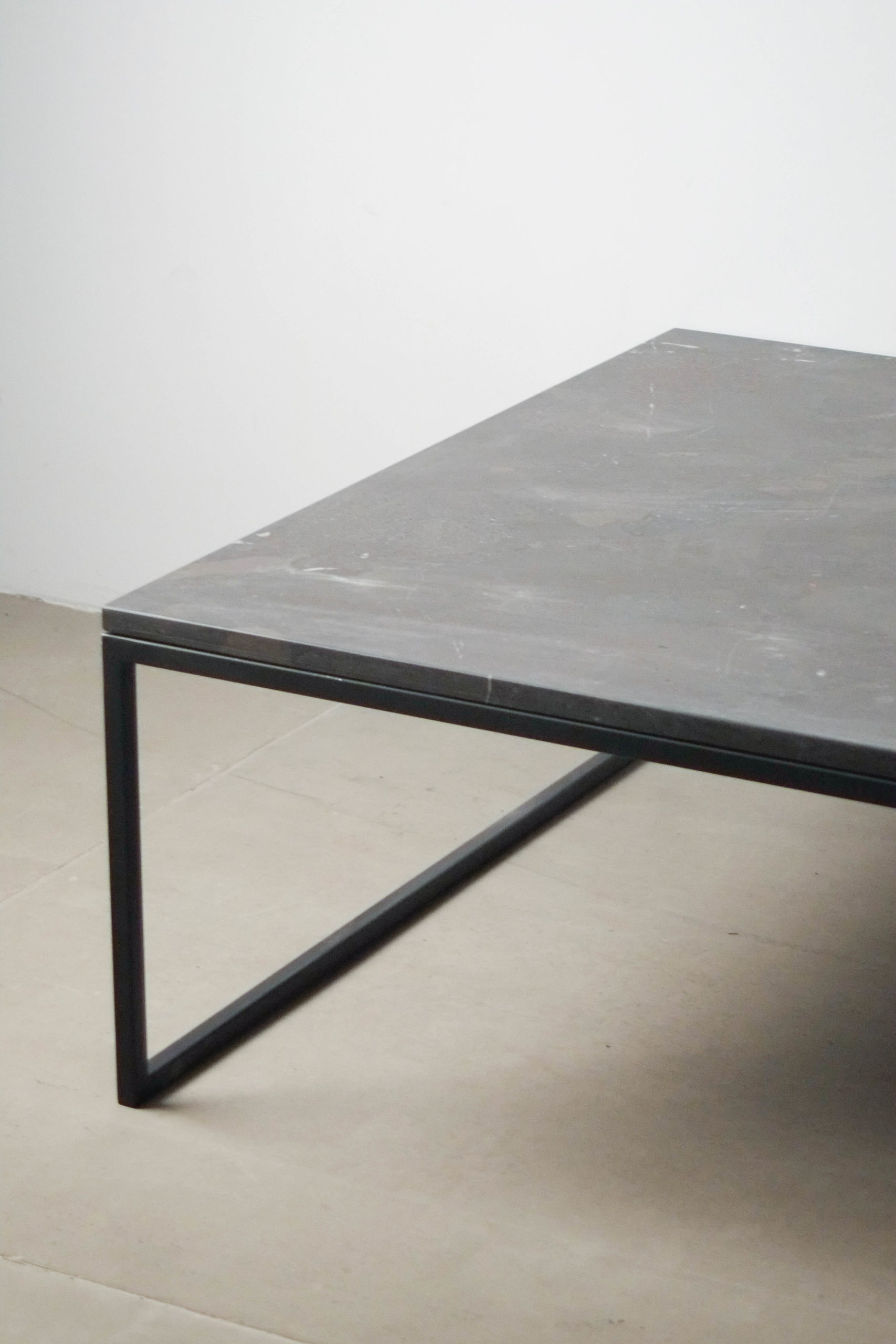 mesa de metal y marmol negra pepita