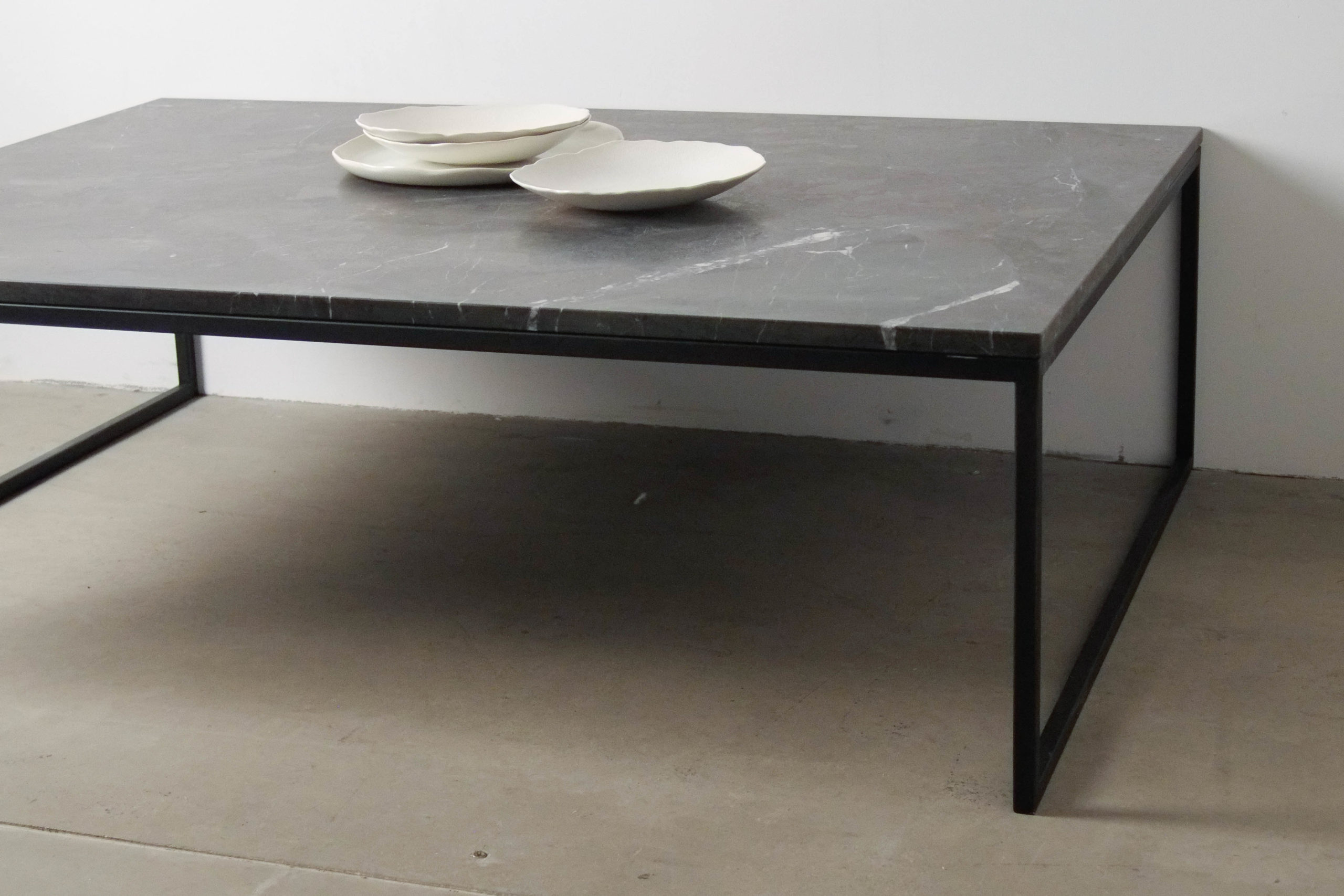 mesa de metal y marmol negra pepita