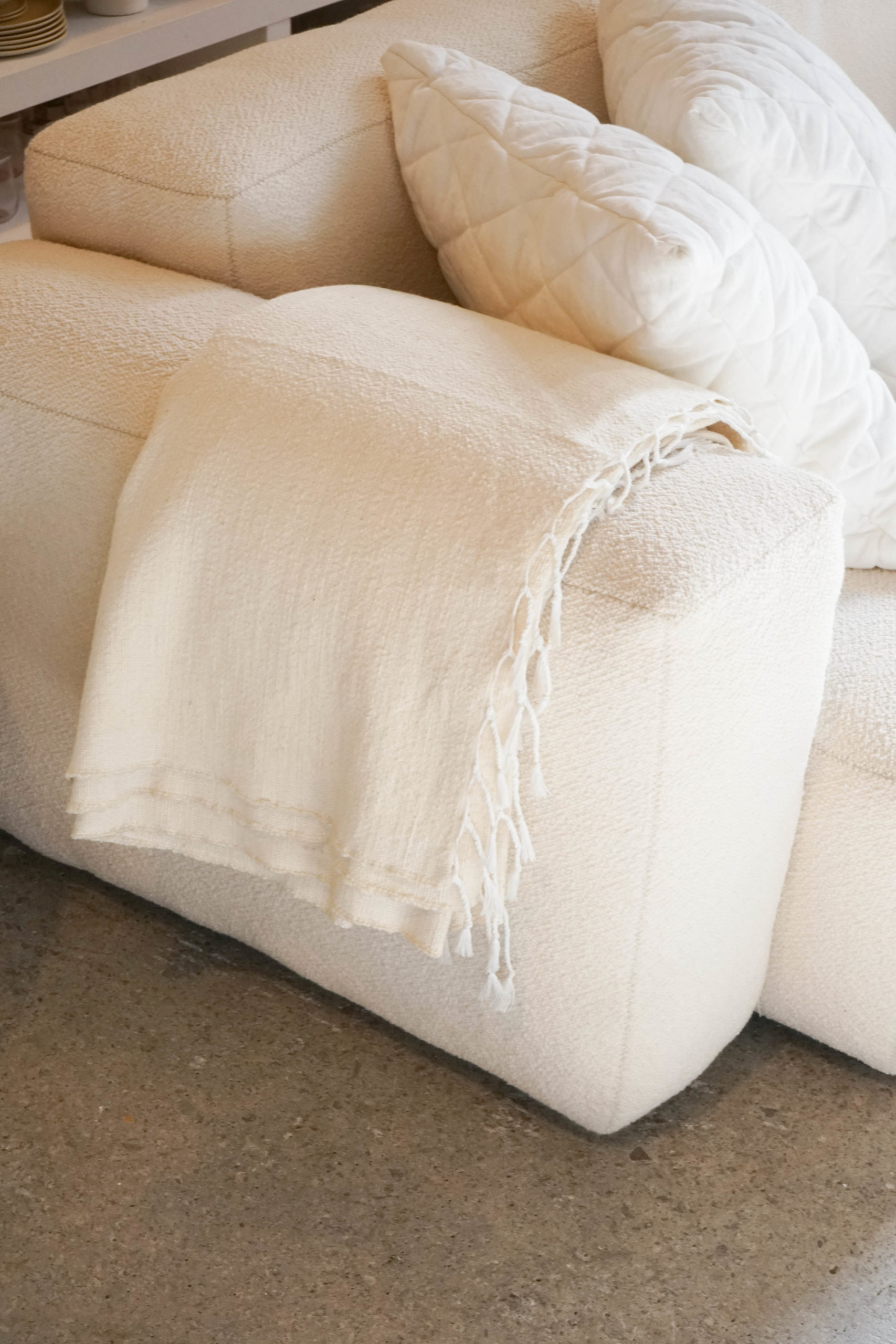 sofa y colcha de diseño hecha a mano