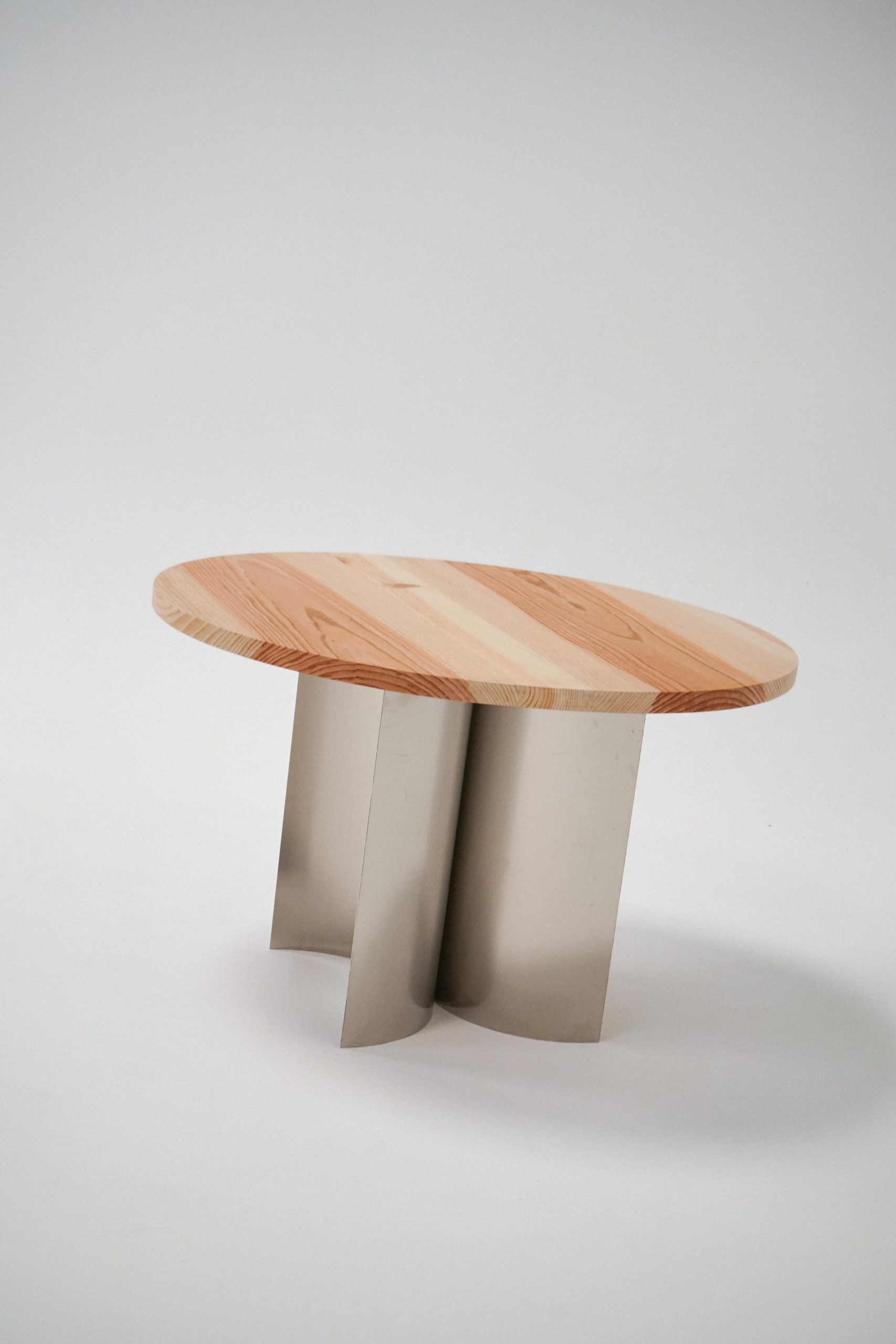 mesa de madera y acero