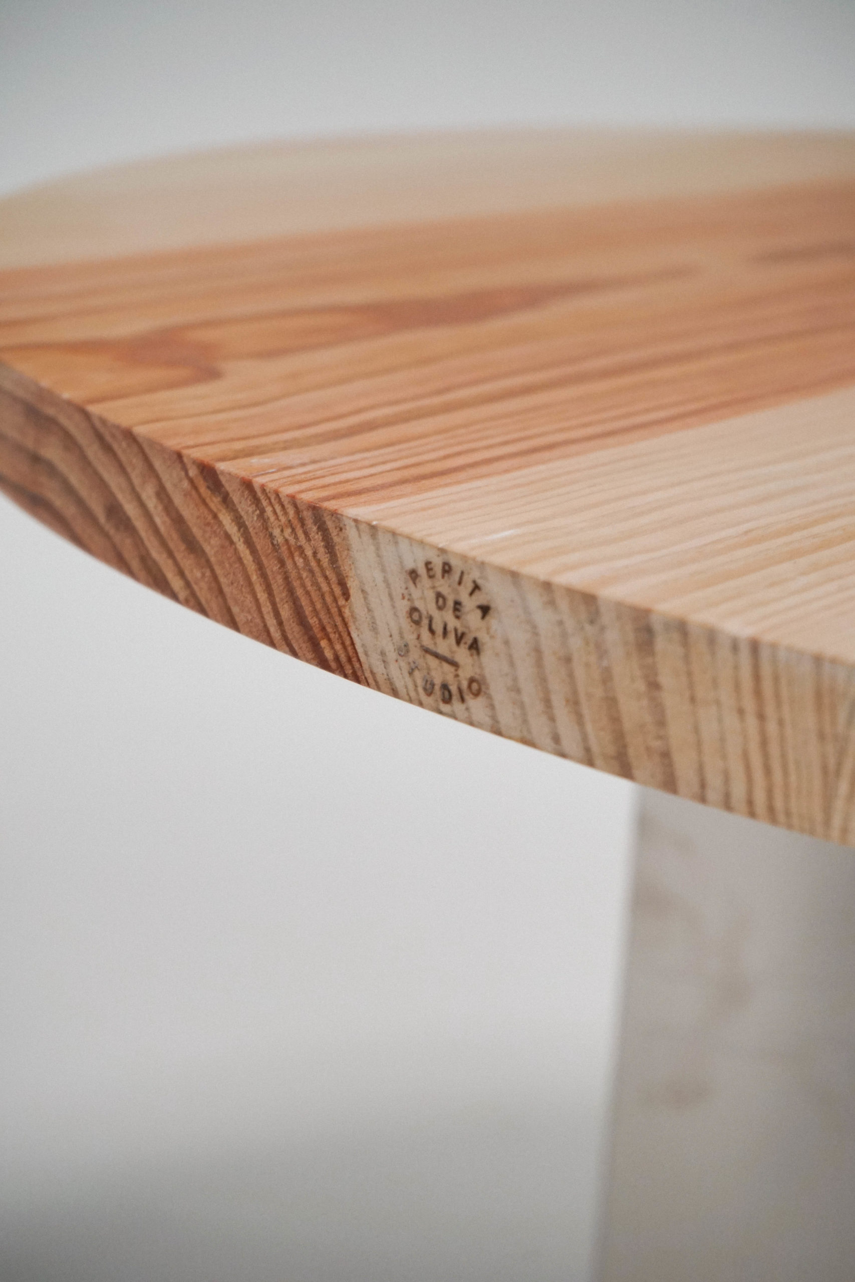 acero y madera mesa de diseño